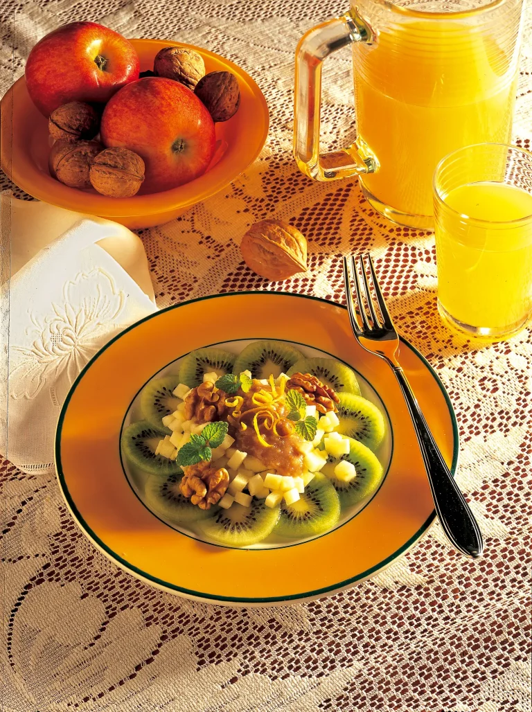 Kiwi-Salat mit Walnuss-Sauce